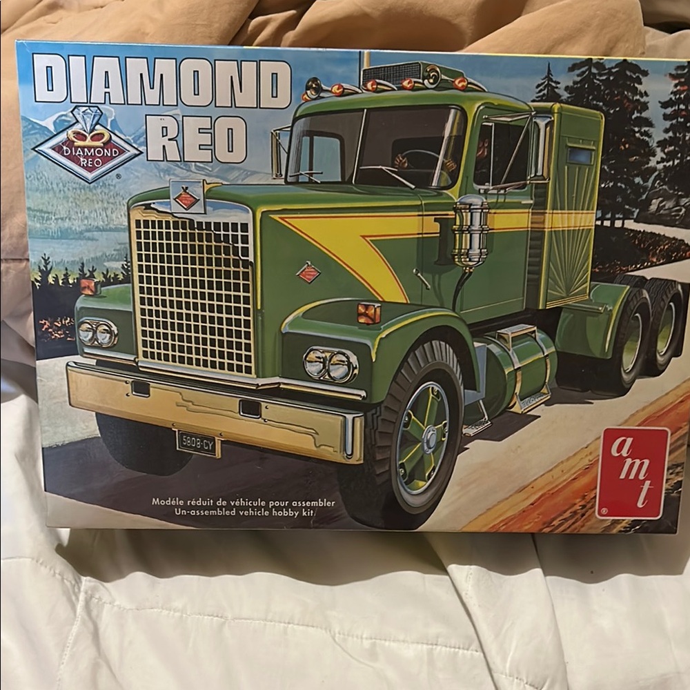 MT Diamond Reo Green Model Truck Kit